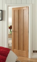 Светлая деревянная дверь с вертикальной фрезеровкой