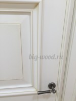 Классическая белая дверь деревянная шпонированная под эмалью с патиной