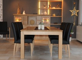 В минималистичном стиле деревянный стол светлой тонировки маслом