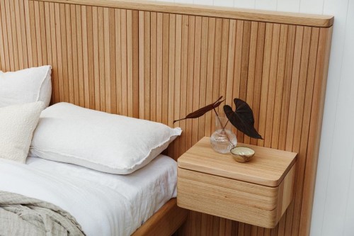 Кровать из дерева с изголовьем из вертикальных реек