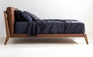 Облегченная кровать из массива с ножками под углом