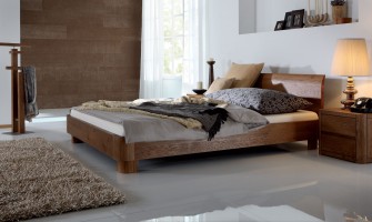 Деревянная кровать с закругленными углами